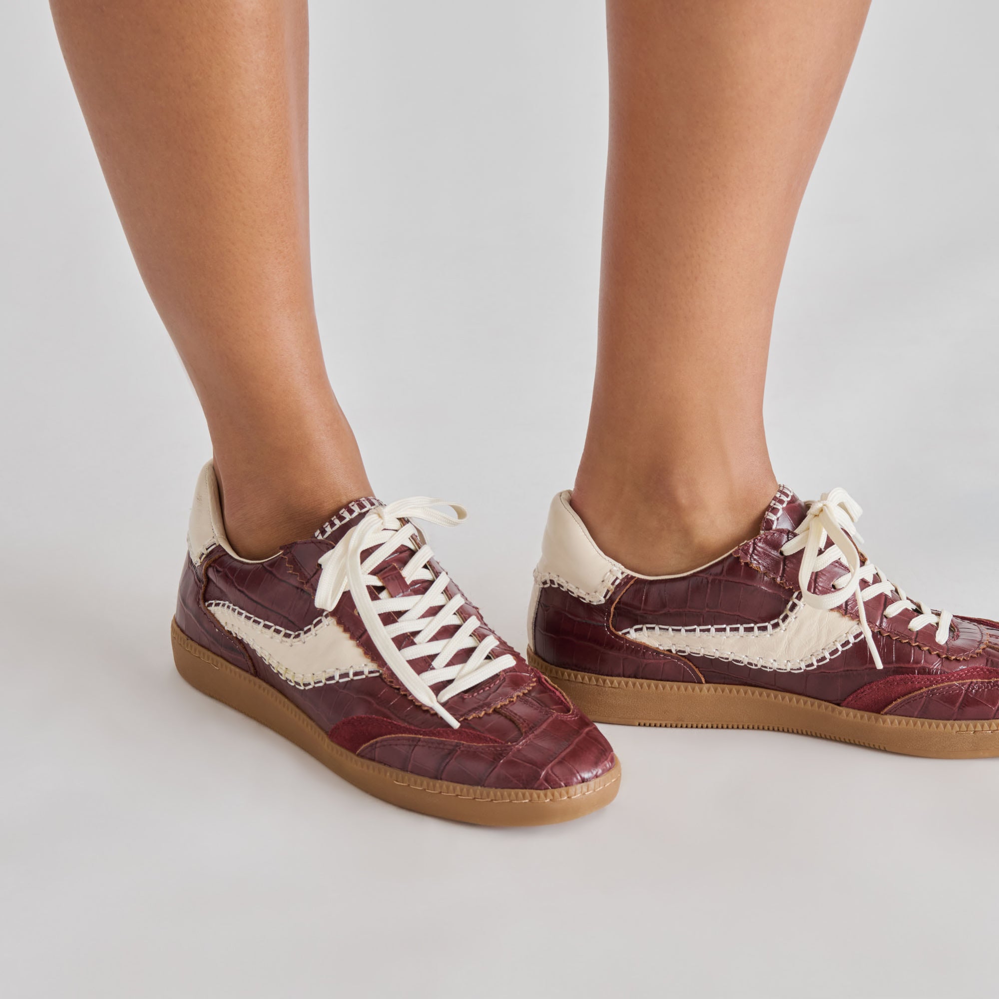 NOTICE STITCH SNEAKERS OXBLOOD CROCO EMBOSSED LEATHER