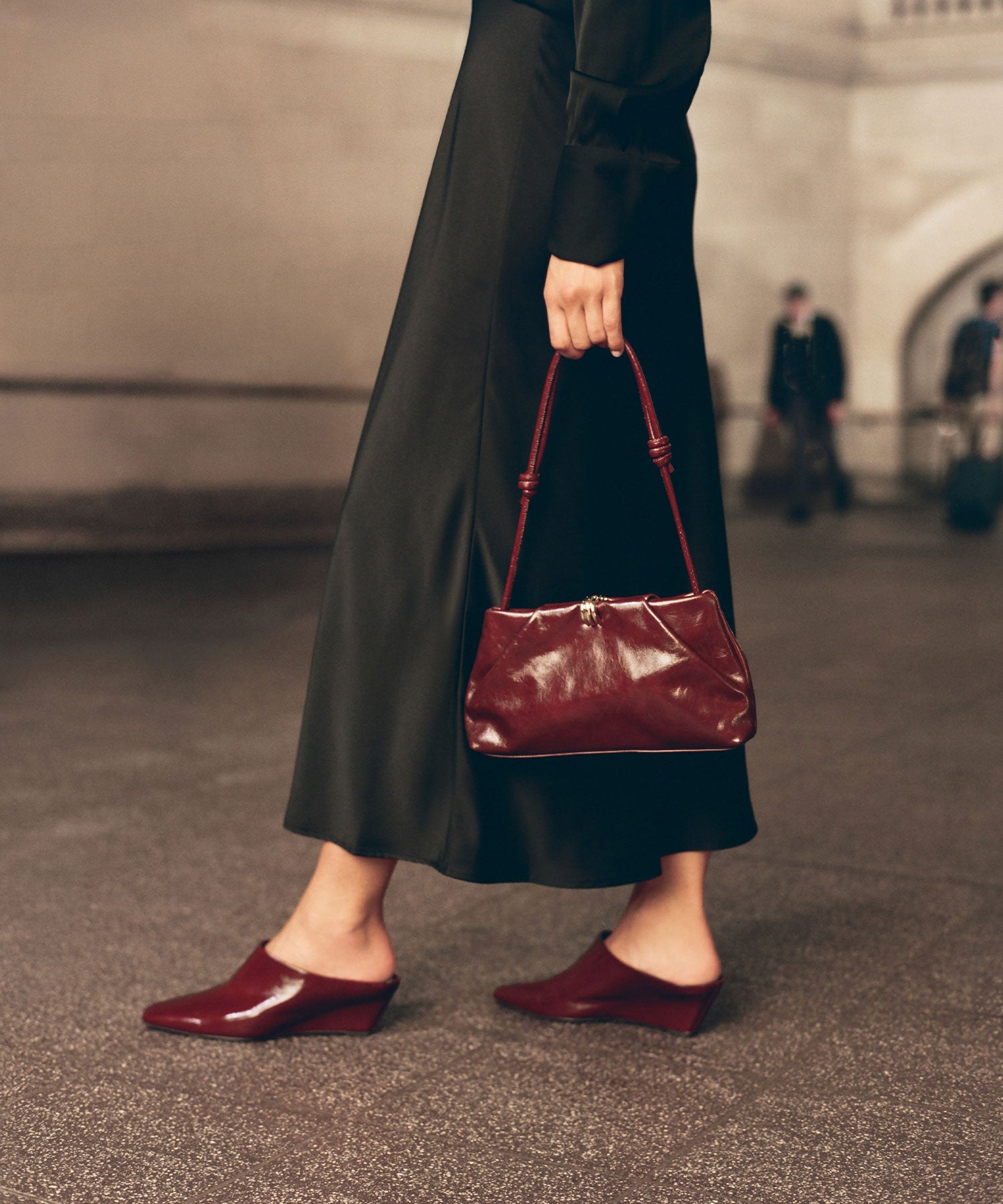 フレンチスクエアレッド ミュールM HILAH Oxblood Crinkle Patent Closed-Toe Slip-On Wedge Mules