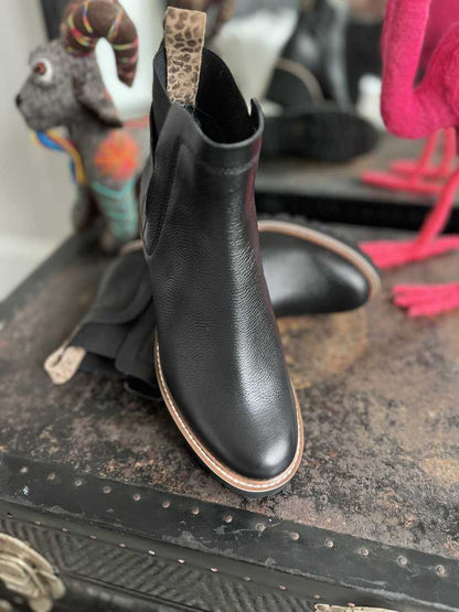 BLACK LEATHER / 8 / 1_kathleen_107533