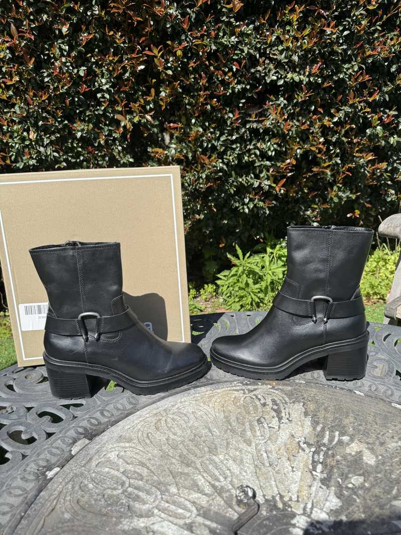 BLACK LEATHER / 8.5 / V001_Rachel_110626