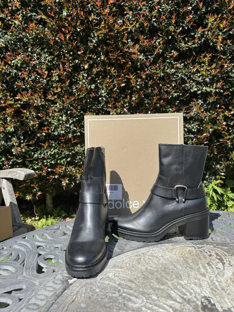 BLACK LEATHER / 8.5 / V001_Rachel_110626