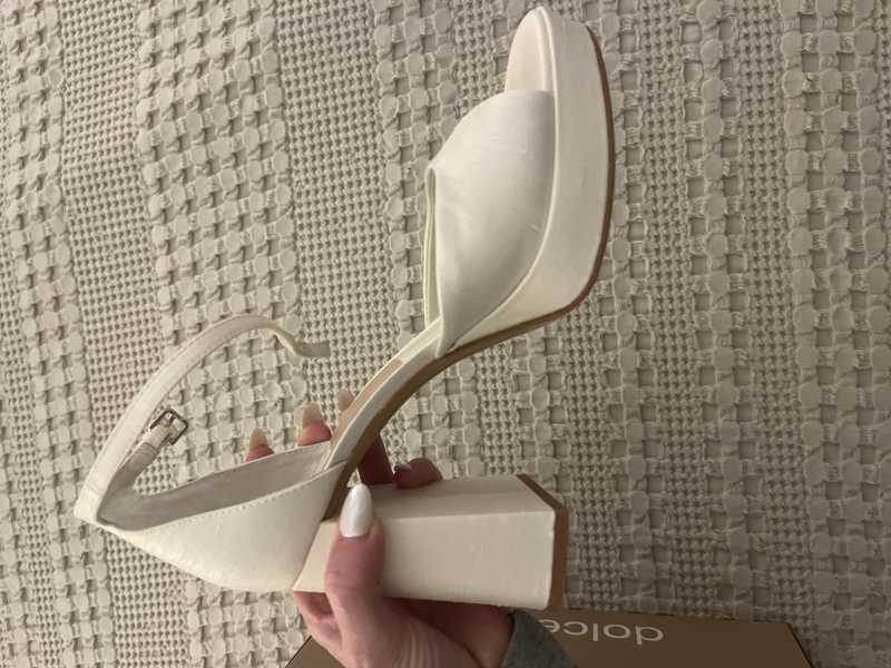 WHITE SATIN / 9 / V100_Brittany_115384