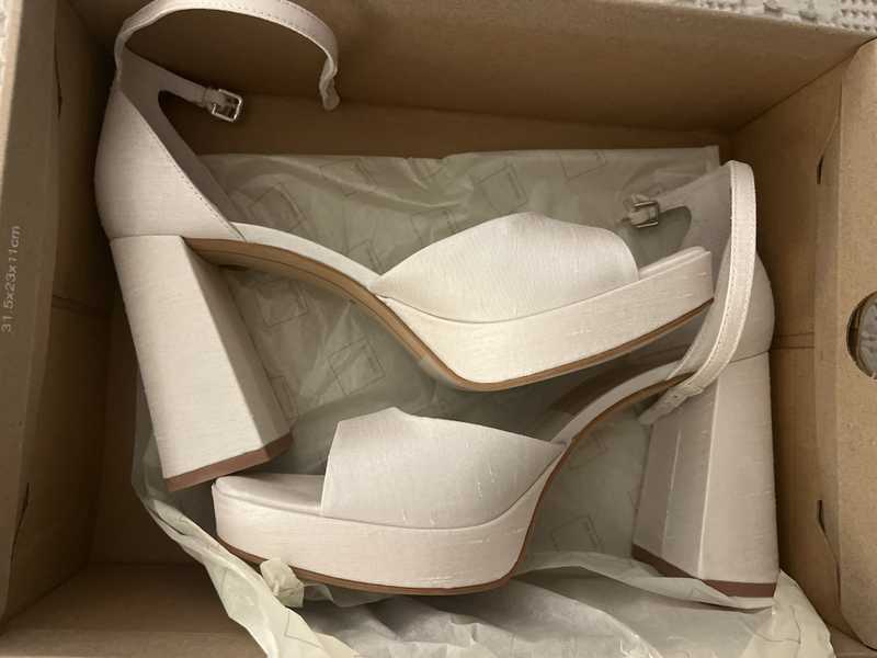 WHITE SATIN / 9 / V100_Brittany_115384